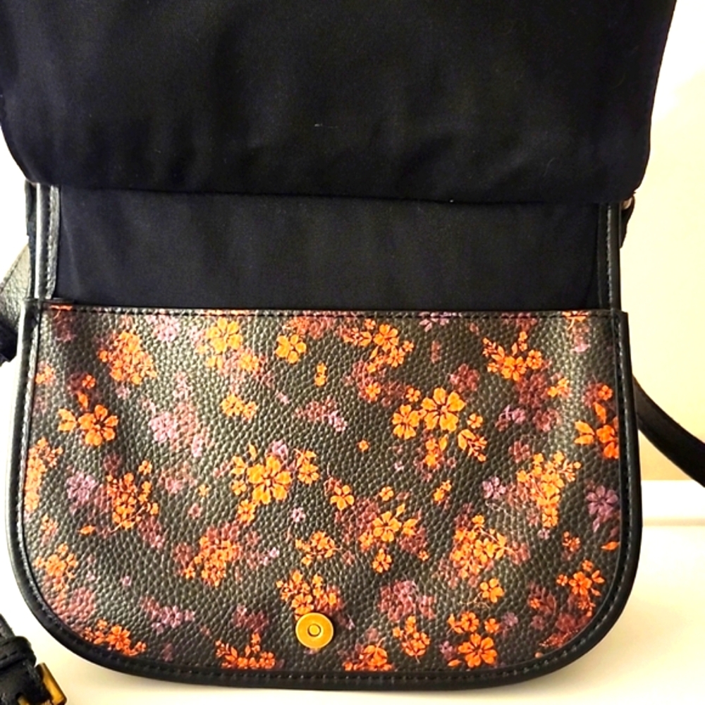 The Sak Leather Saddle Bag w/Free Sak Earrings - Picture 4 of 14